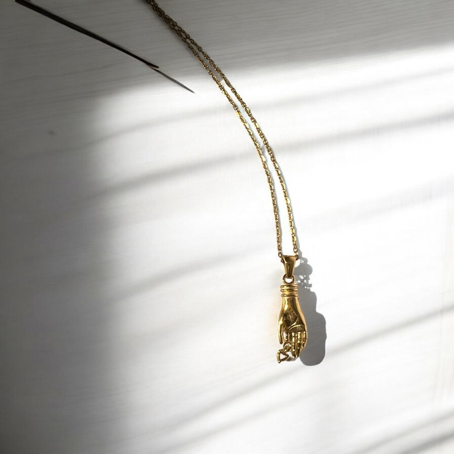 3D hand necklace