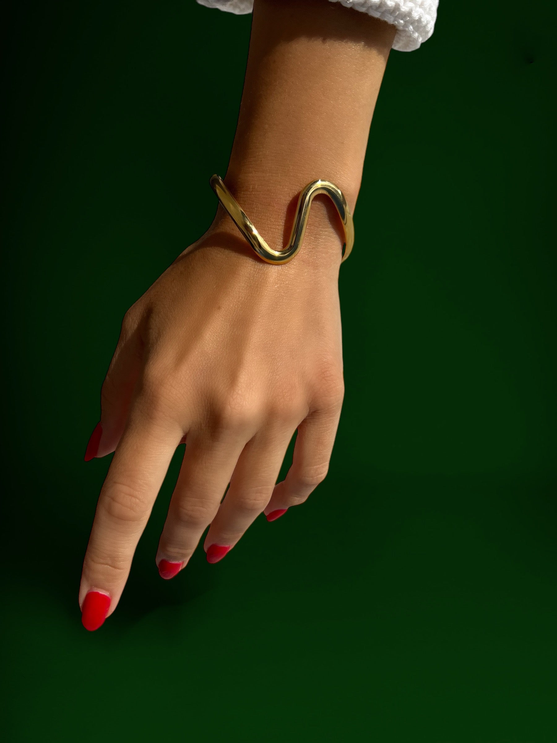 gold wavy bracelet 