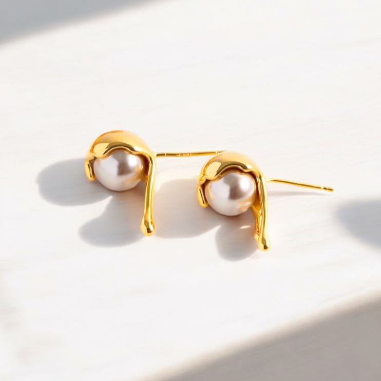 Olivia melt pearl earrings