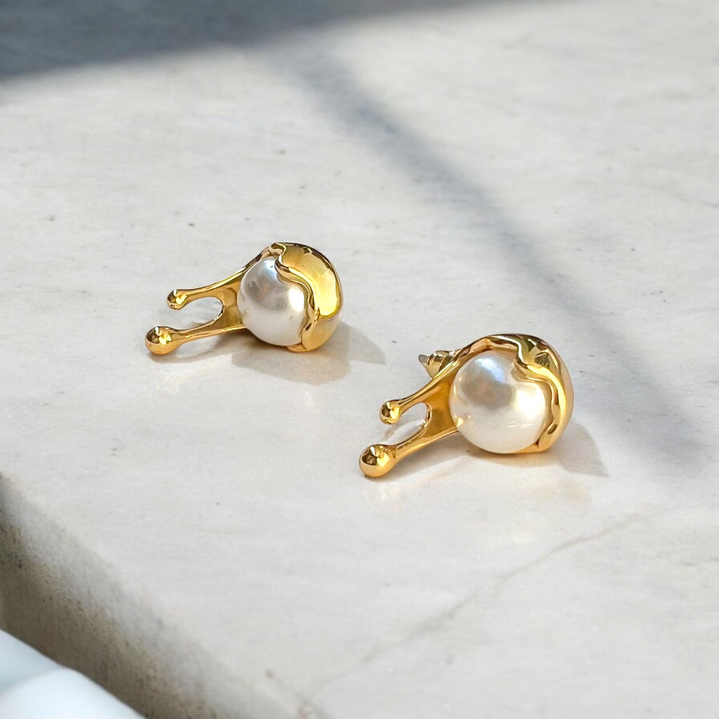 Olivia melt pearl earrings